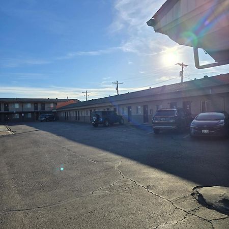 Usa Motel Pueblo Exterior photo